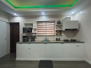 Réfrigérateur, micro-ondes, cafetière/bouilloire, bouilloire électrique