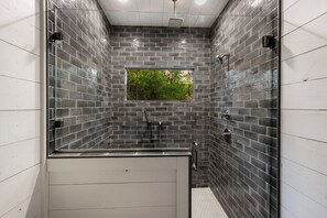Shower, towels - Cozy Retreat |  Pool Table, PingPong, Playset (Broken Bow)