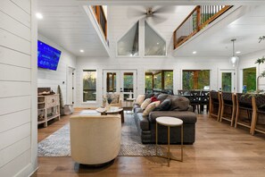 Smart TV, fireplace, video games, ping pong - Cozy Retreat |  Pool Table, PingPong, Playset (Broken Bow)