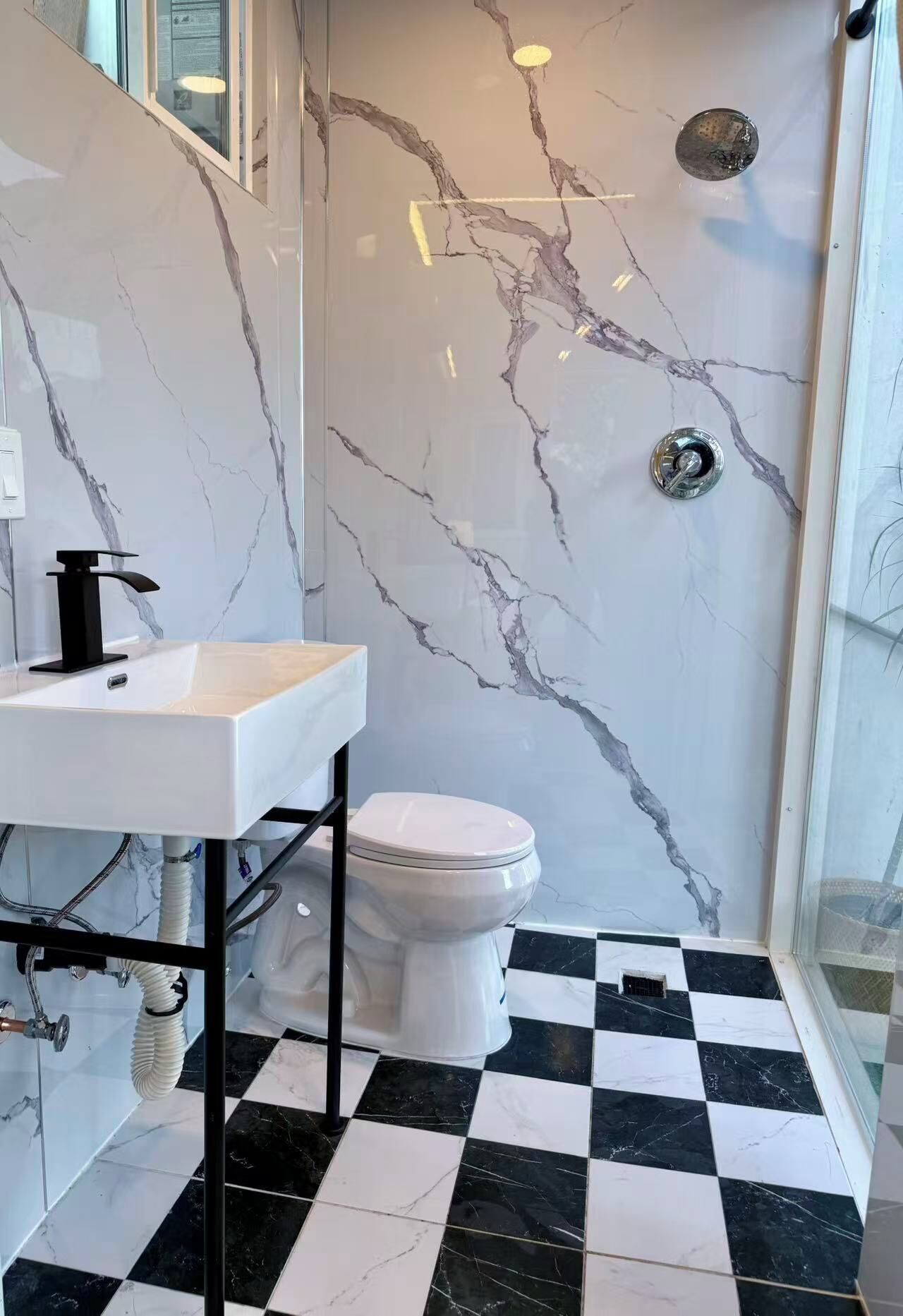 Doccia, asciugacapelli, asciugamani, sapone