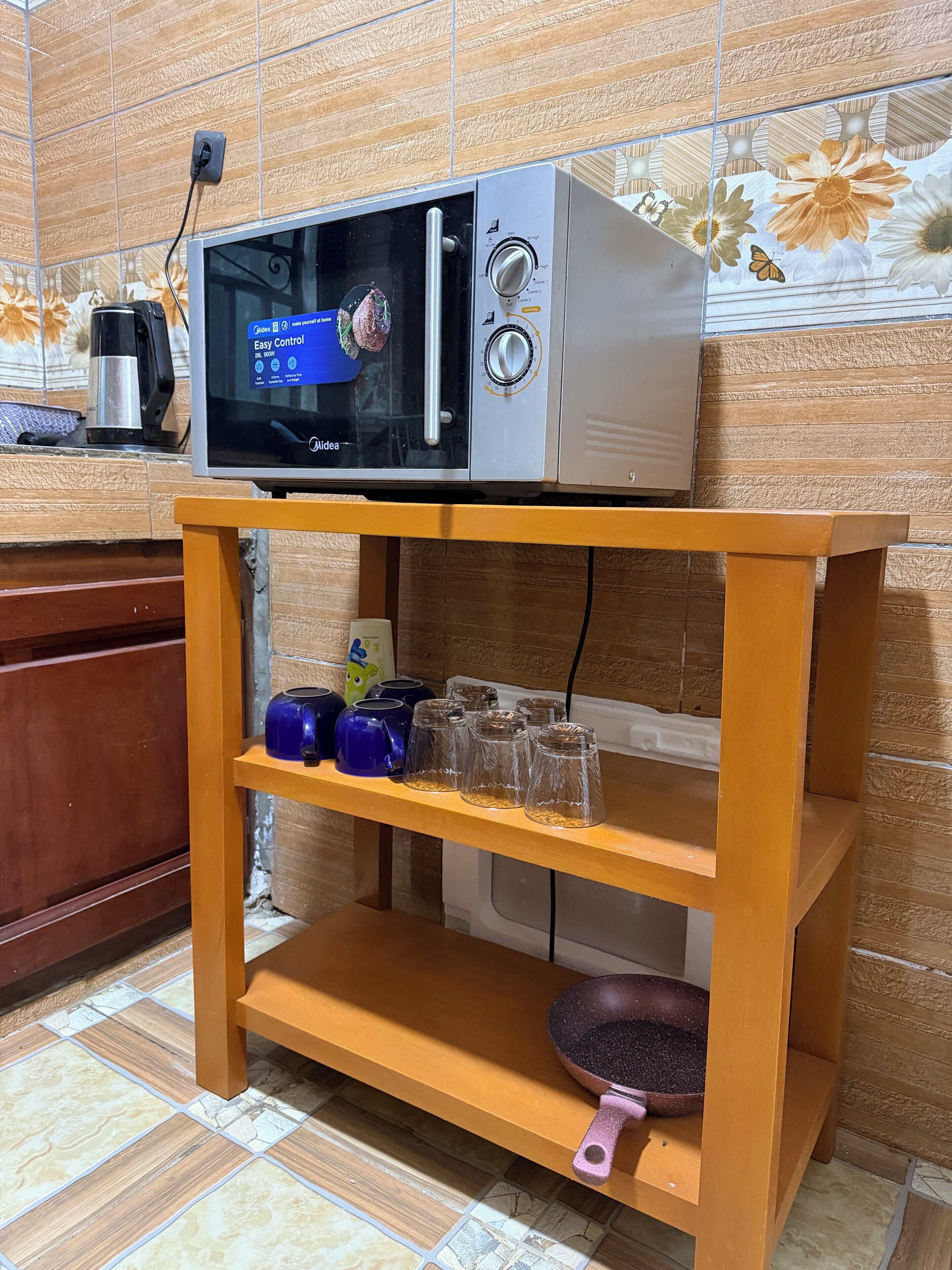 Comfort Apartment, Balcony | Private kitchen | Full-size fridge, microwave, oven, cookware/dishes/utensils