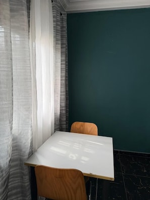 Comfort-Apartment, Balkon | Essbereich im Zimmer