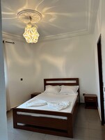 Apartamento Deluxe, balcón, vistas a la ciudad | Espacio para trabajar con un portátil y tabla de planchar con plancha