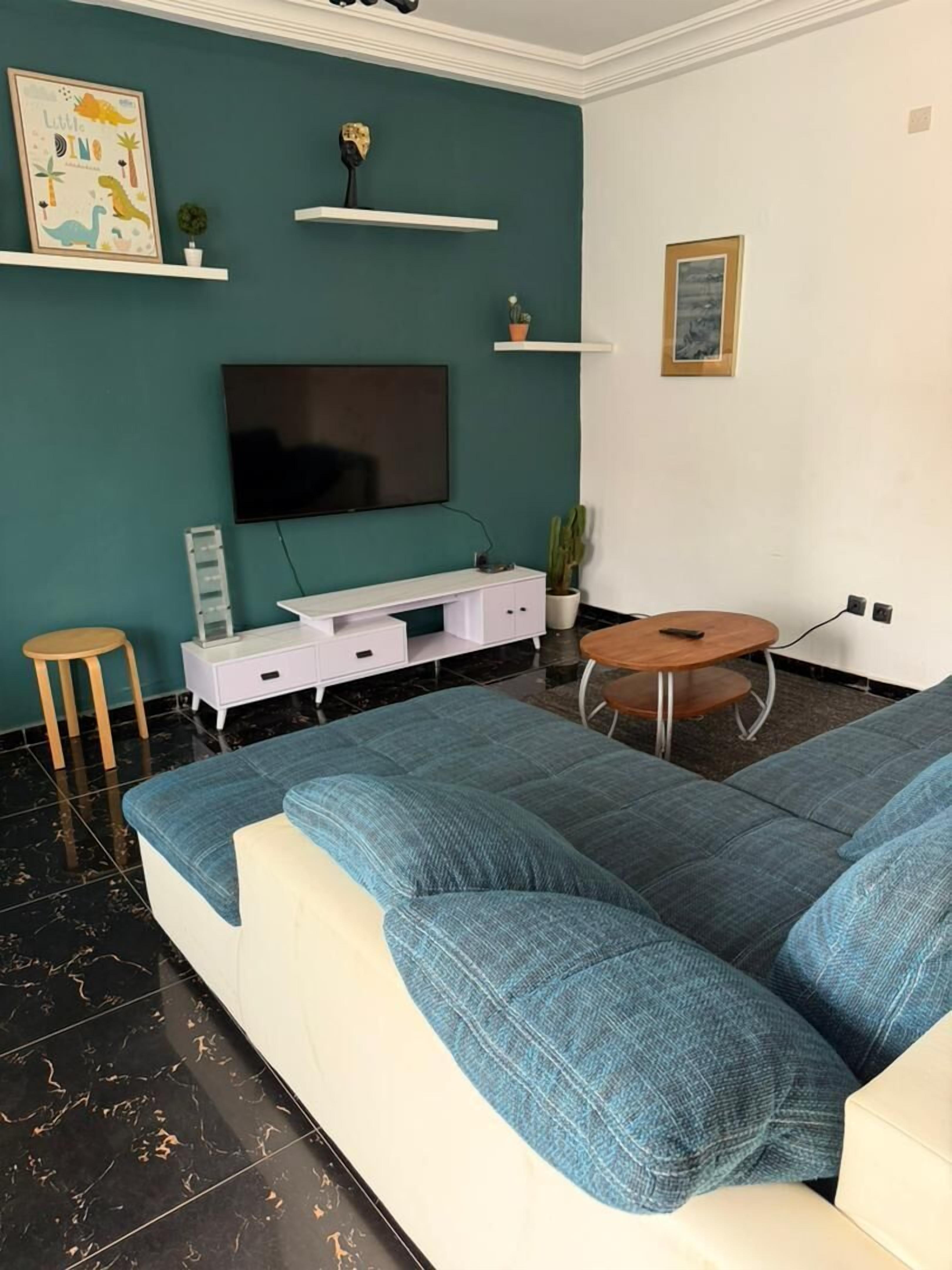 Appartement Confort, balcon | Coin séjour | TV connectée de 40 pouces avec chaînes par satellite, Netflix