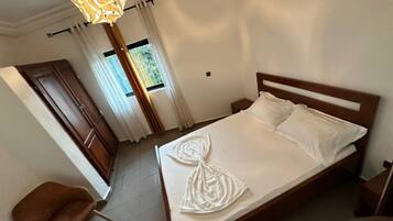 Căn hộ Deluxe, ban công, quang cảnh thành phố | Khu vực làm việc phù hợp cho laptop, bàn ủi/dụng cụ ủi quần áo