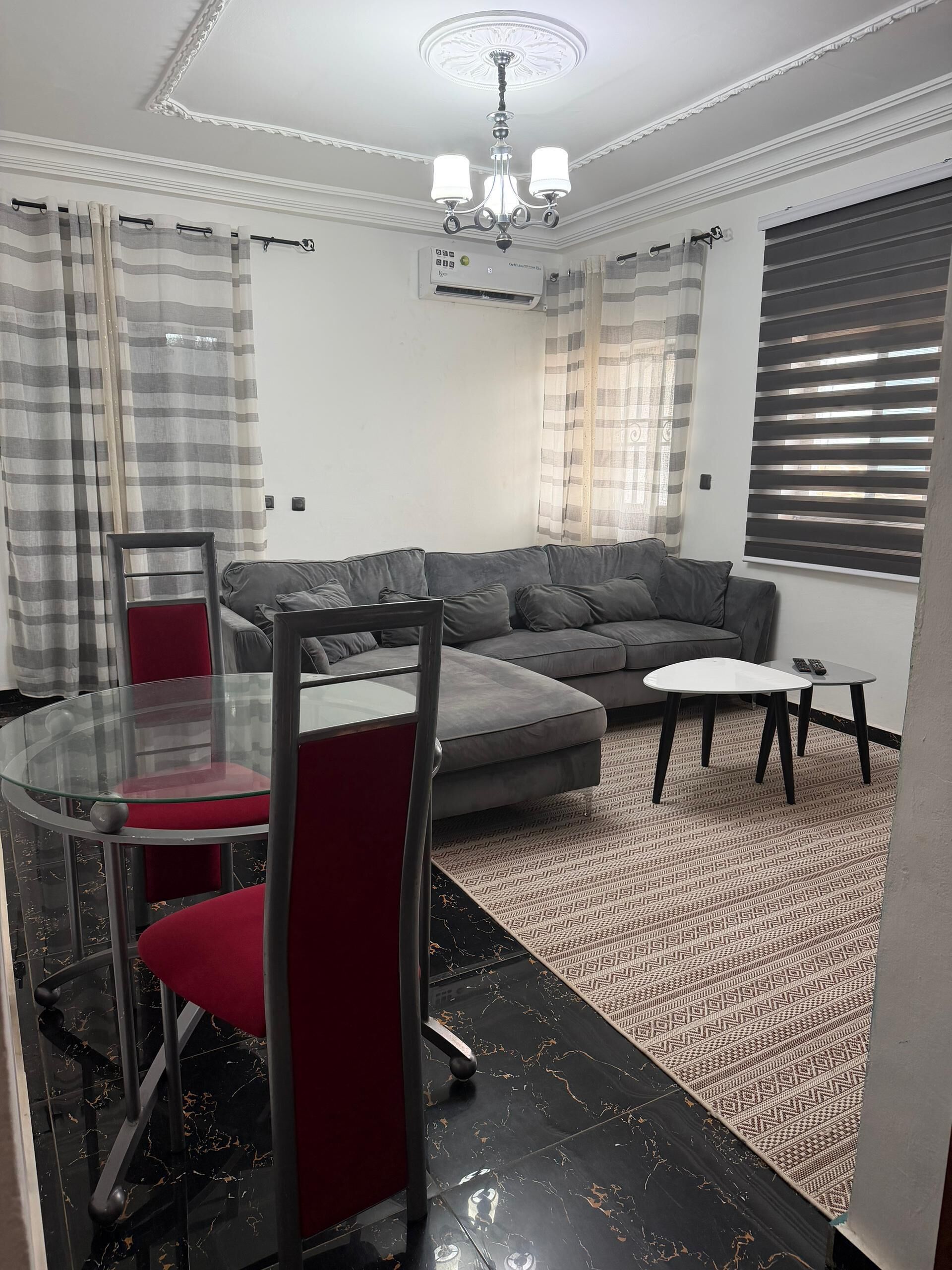 Deluxe appartement, balkon, uitzicht op de stad | Woonruimte | Een 40-inch smart-tv met satellietzenders, Netflix en streamingdiensten