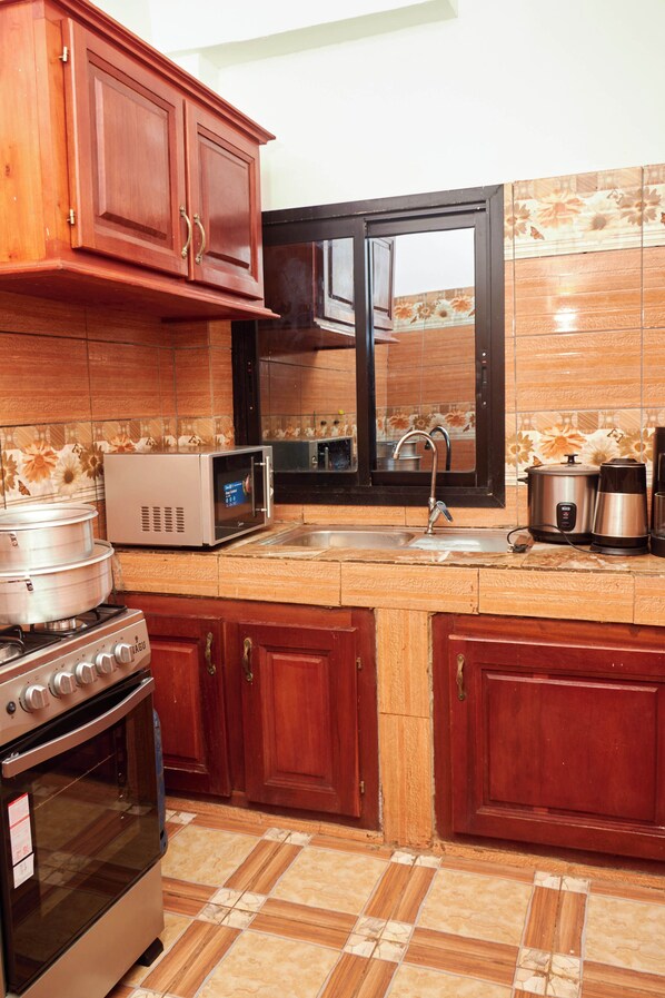 Comfort Apartment, Balcony | Private kitchen | Full-size fridge, microwave, oven, cookware/dishes/utensils - ZonaVille Appartement Meuble (Yaounde)