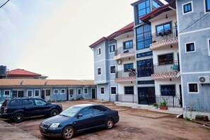 Front of property - ZonaVille Appartement Meuble (Yaounde)