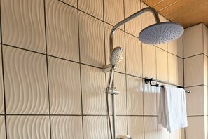 Deluxe-íbúð - svalir - borgarsýn | Baðherbergi | Sturta, inniskór, handklæði, sápa