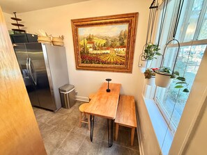 Dining - Stylish Starland Retreat • Walk to Cafés & Bars (Savannah)