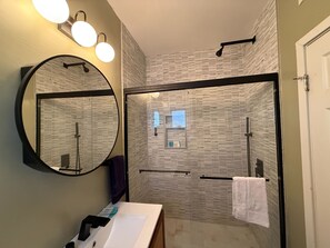 Hair dryer, towels, soap, toilet paper - Stylish Starland Retreat • Walk to Cafés & Bars (Savannah)