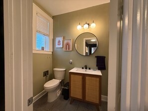 Hair dryer, towels, soap, toilet paper - Stylish Starland Retreat • Walk to Cafés & Bars (Savannah)