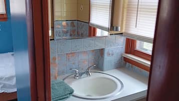 Een douche, handdoeken, toiletpapier