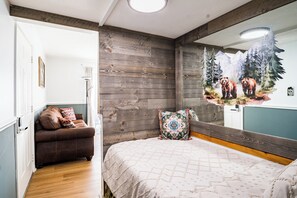 Iron/ironing board, free WiFi, bed sheets - Sunset Lover - Breathtaking Balcony Views, Sleeps 4, 15 Minutes Walk to Downtown (Gatlinburg)
