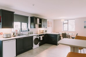 Fridge, microwave, oven, coffee/tea maker - Riverdale Stay in Sligo Close to Town, Heated Floors (Sligo)