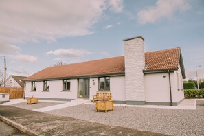 Exterior - Riverdale Stay in Sligo Close to Town, Heated Floors (Sligo)