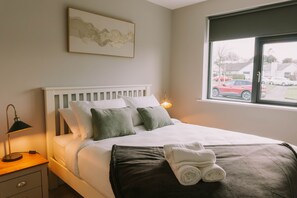 Free WiFi, bed sheets - Riverdale Stay in Sligo Close to Town, Heated Floors (Sligo)