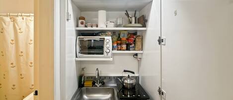 Apartment, 1 Bedroom, City View | Private kitchen