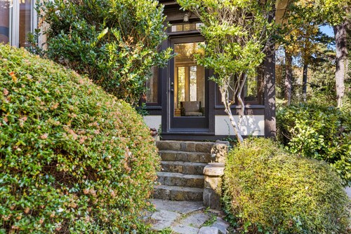 Private 4-Acre Retreat | Sunroom & Fire