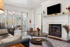 Televisión, chimenea y libros 
