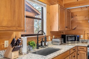 Microwave, oven, stovetop, dishwasher - Hot tub, Sleeps 11, Near Dollywood, Pet-friendly (Sevierville)