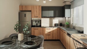 Una cucina moderna con mobili in legno, forno a incasso e frigorifero in acciaio inossidabile.
