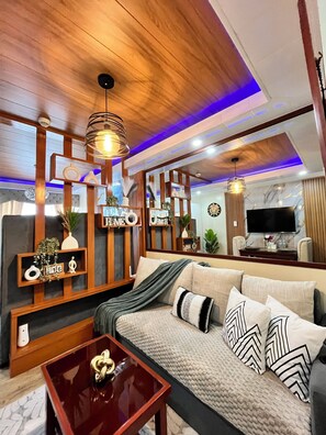 Smart TV, books, stereo - Excellent condo with AC in friendly Las Piñas neighborhood (Las Piñas)