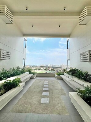 Property grounds - Excellent condo with AC in friendly Las Piñas neighborhood (Las Piñas)