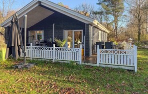 Outdoor dining - Beautiful home in Oksbøl with sauna (Oksbøl)