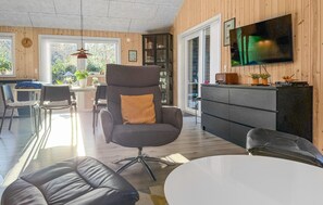 TV - Beautiful home in Oksbøl with sauna (Oksbøl)