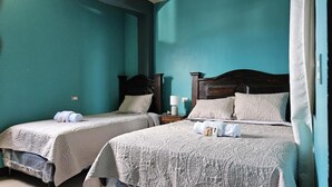 Desk, laptop workspace, free WiFi - Hotel Amanecer Atitlán (San Juan La Laguna)