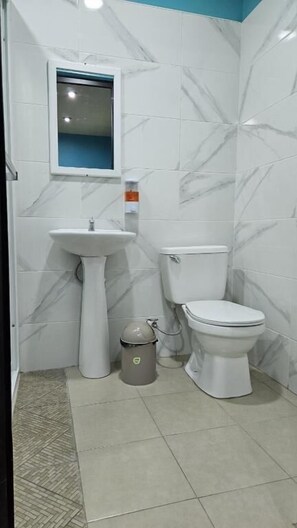 Dusche, kostenlose Toilettenartikel, Handtücher, Seife