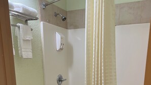 Ein Badezimmer mit Toilette, Badewanne und Dusche.