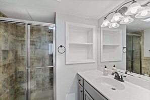Shower - Sea Watch 1010 , Ocean View condo, North Ocean City (Ocean City)