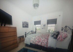 Room - Bedroom in flat by seafront (Brighton and Hove)
