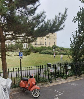 Property grounds - Bedroom in flat by seafront (Brighton and Hove)