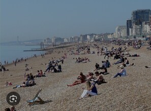 Beach - Bedroom in flat by seafront (Brighton and Hove)