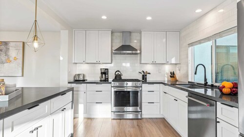 Steps to the Beach, Modern 3bdr w/ Patio 257 Trailhead Trestles 1 by Avantstay