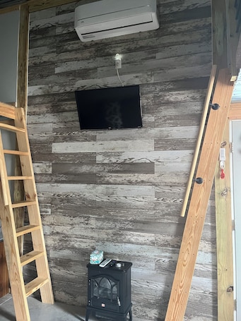 Interior. The Bunkhouse at 5C Red Barn, LLC