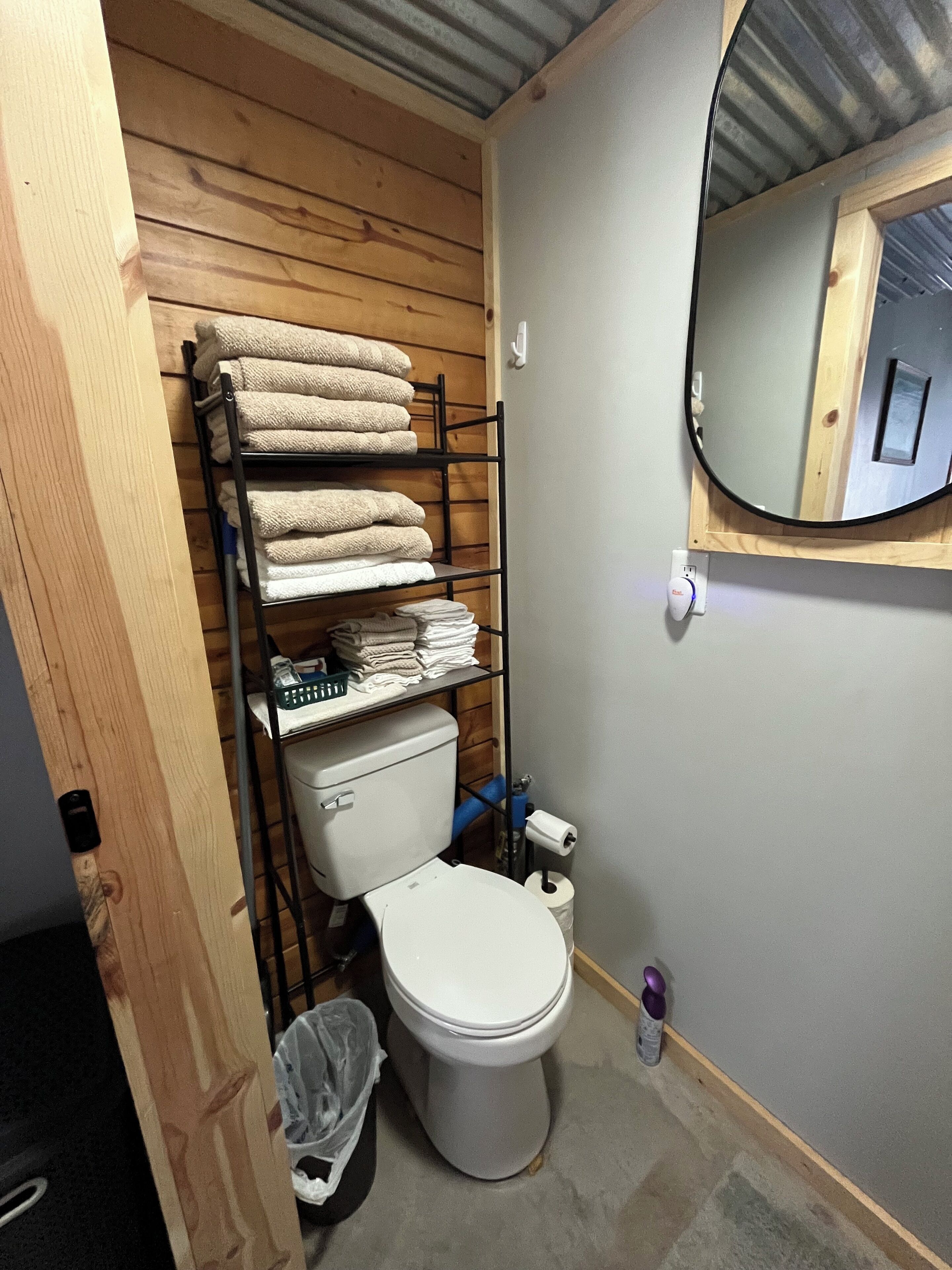 Suihku, hiustenkuivaaja, pyyhkeet, saippua