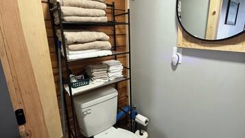 Suihku, hiustenkuivaaja, pyyhkeet, saippua