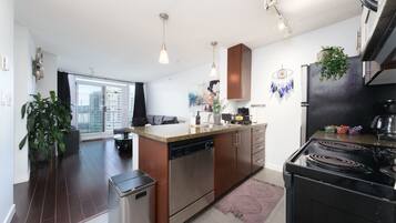 Geladeira, micro-ondas, fogão, cooktop