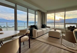 Living area - Kelowna With Stunning Lake Views (Kelowna)