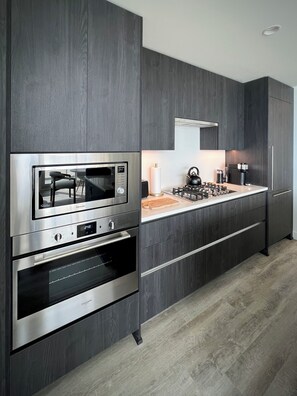 Private kitchen - Kelowna With Stunning Lake Views (Kelowna)