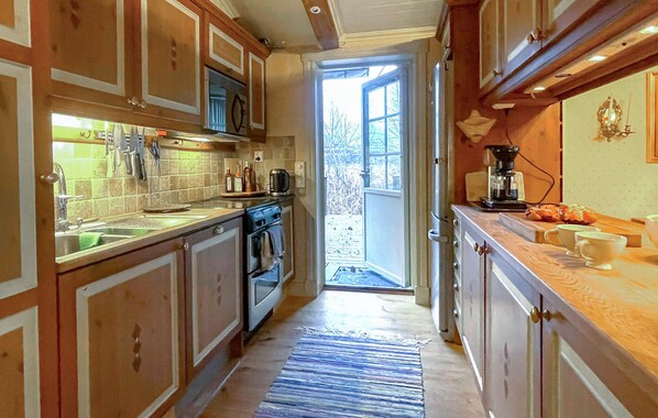 Kühlschrank, Ofen, Geschirrspüler, Wasserkocher mit Kaffee-/Teezubehör