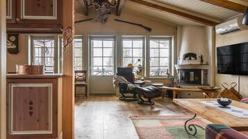 TV connectée, cheminée, table de tennis de table