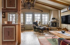 Smart-TV, Kamin, Tischtennisplatte