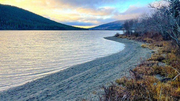 A beach with a curved shoreline, surrounded by forested hills. - 2 bedroom beautiful apartment in åre (Åre)
