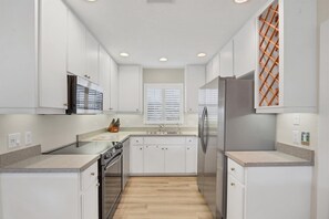 Fridge, microwave, oven, stovetop - Englewood Private Vacation Home on Lemon Bay Canal with Hot Tub - Only 4 Miles to Gulf Beaches (Englewood)