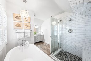 Shower, towels - Sunshine, Seaside and Nobellah's Retreat/ Pet Friendly/ 4 Bikes (Santa Rosa Beach)